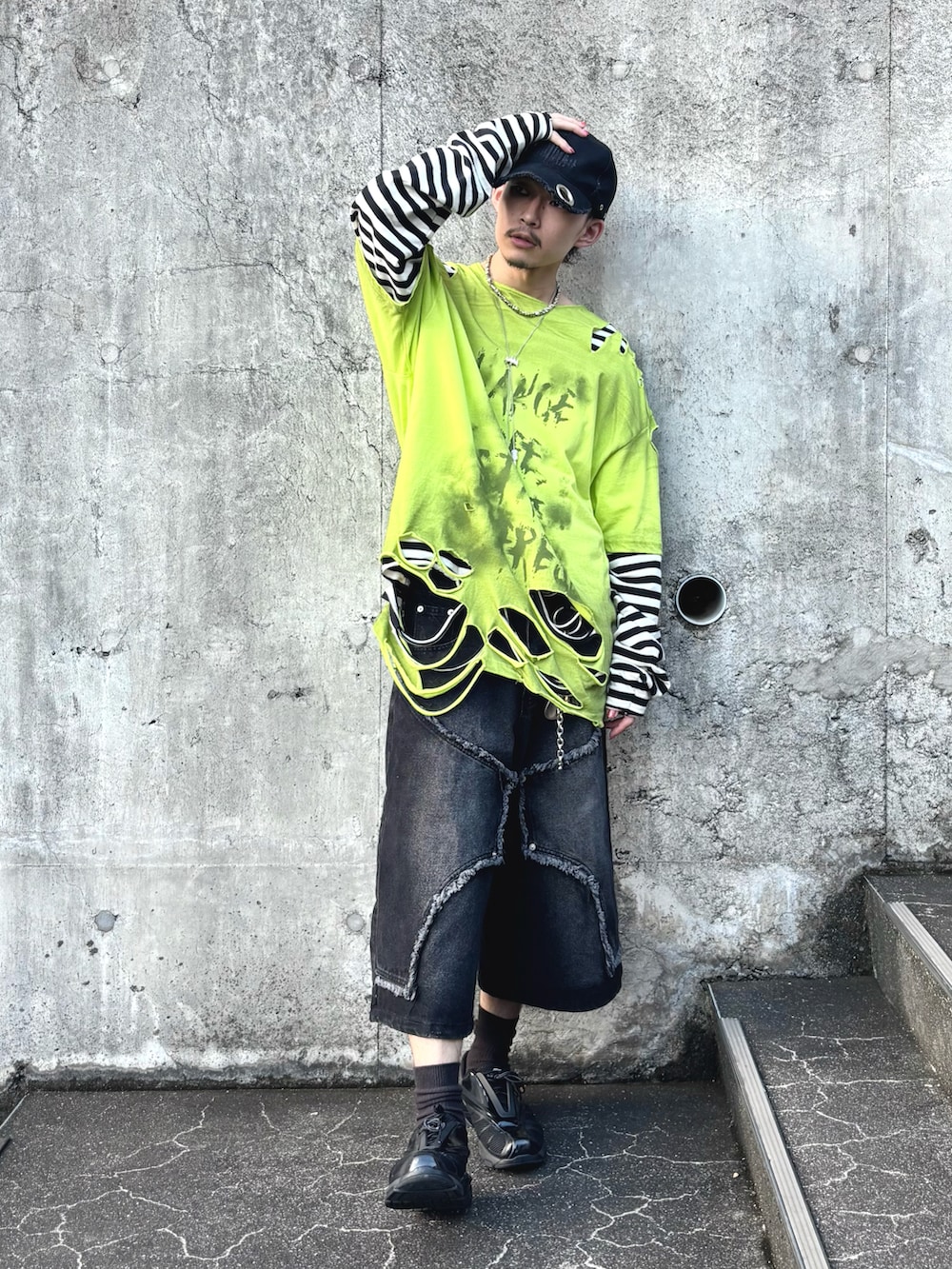 グリーン系のTシャツ/カットソー、ブラック系のTシャツ/カットソー、ブラック系のデニムパンツを着用したメンズの夏コーディネートの2枚目の写真