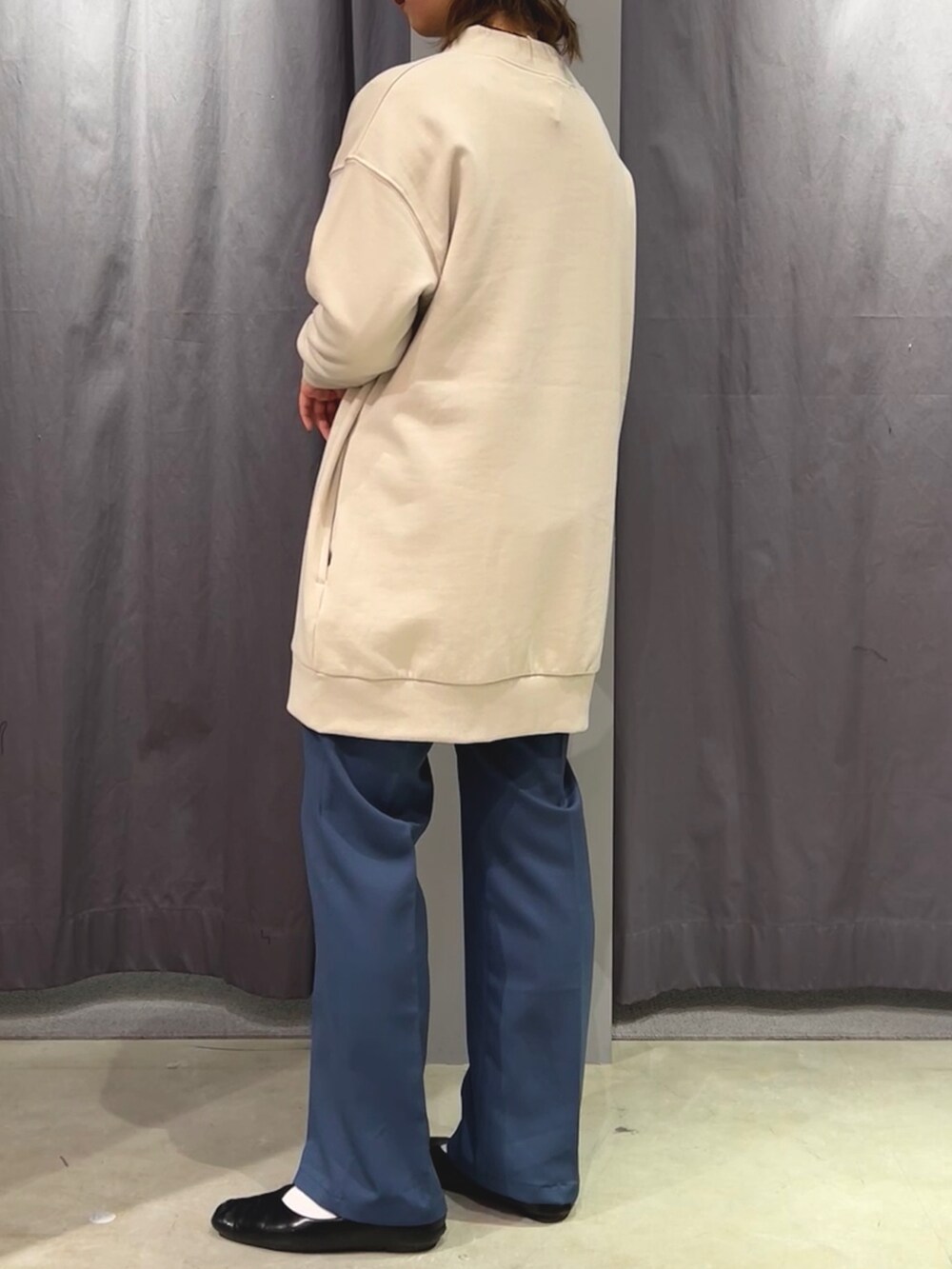 ホワイト系のカーディガン/ボレロ、ブルー系のスラックスを着用したレディースの冬コーディネートの4枚目の写真