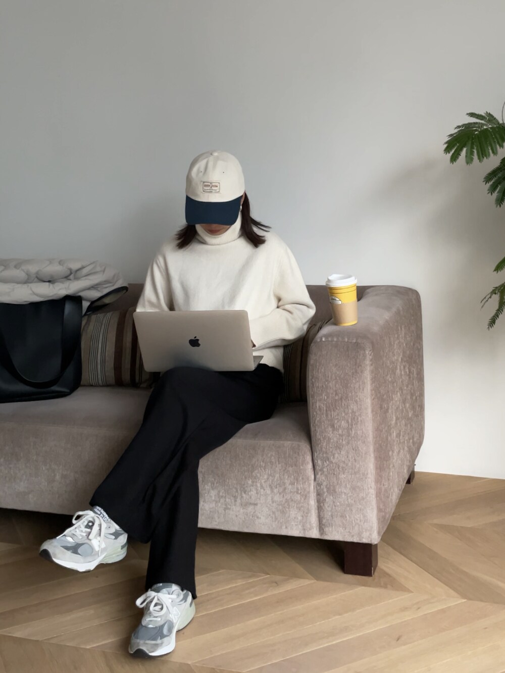 ベージュ系のダウンジャケット/コート、ブラック系のその他パンツ、ブラック系のショルダーバッグを着用したレディースの冬コーディネートの2枚目の写真