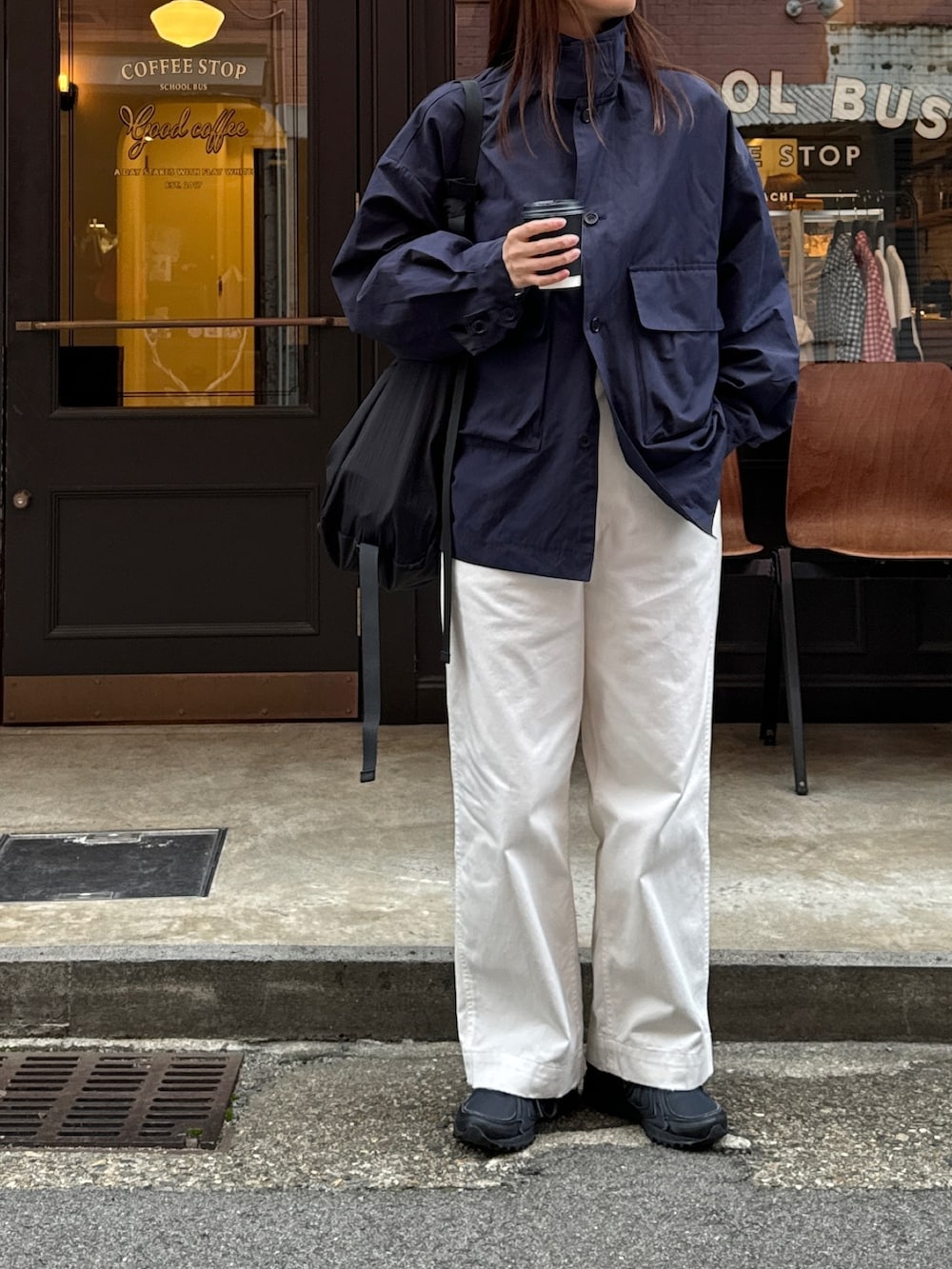 ブルー系のその他アウター、グレー系のショルダーバッグを着用したレディースの春コーディネートの2枚目の写真