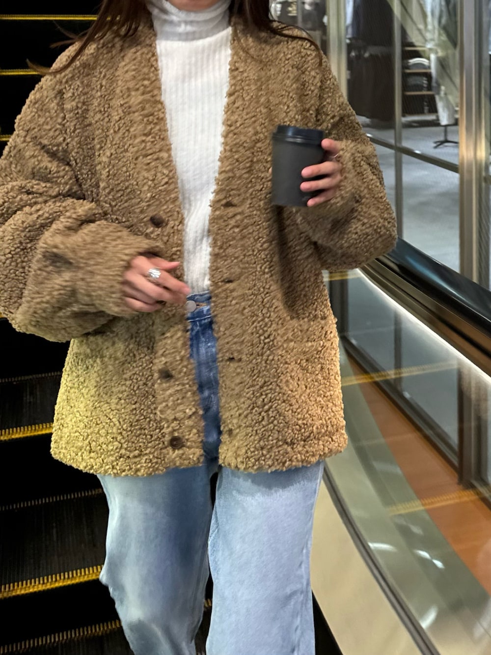 「休日スタイル、タートルネック、お出かけコーデ、デニム、冬アウター、ローファー、ニット、大人カジュアル、きれいめカジュアル、シンプルコーデ、キャナルジーン(CANAL JEAN)、カーディガン、ムートンコート、ジャケット、冬を彩る色いろコーデ」｜「CANAL JEANのRCW BLUE LABEL(ブルーレーベル) フェイクムートンジャケット（ムートンコート、ベージュ系）」を使った、YUKKOさん（レディース・163cm）の冬コーディネートの2枚目の写真
