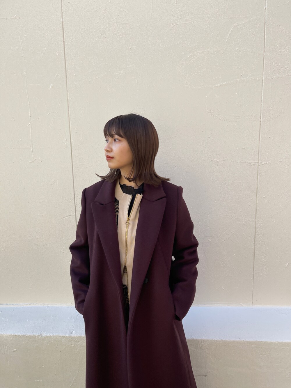 その他のチェスターコートを着用したレディースの冬コーディネートの2枚目の写真