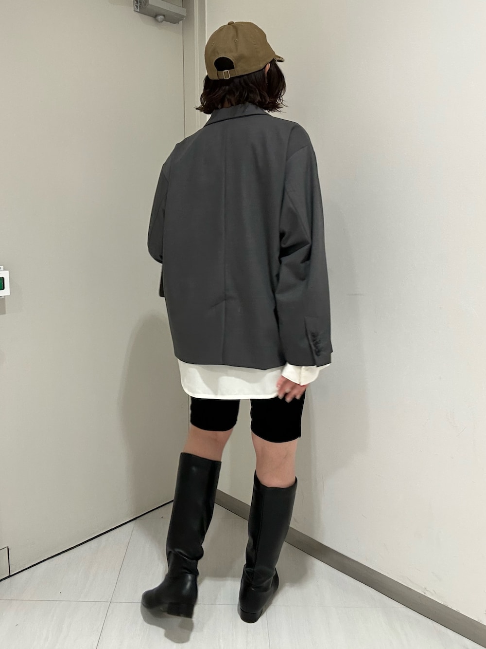 ホワイト系のTシャツ/カットソー、グレー系のその他アウター、ブラック系のその他パンツを着用したレディースの冬コーディネートの3枚目の写真