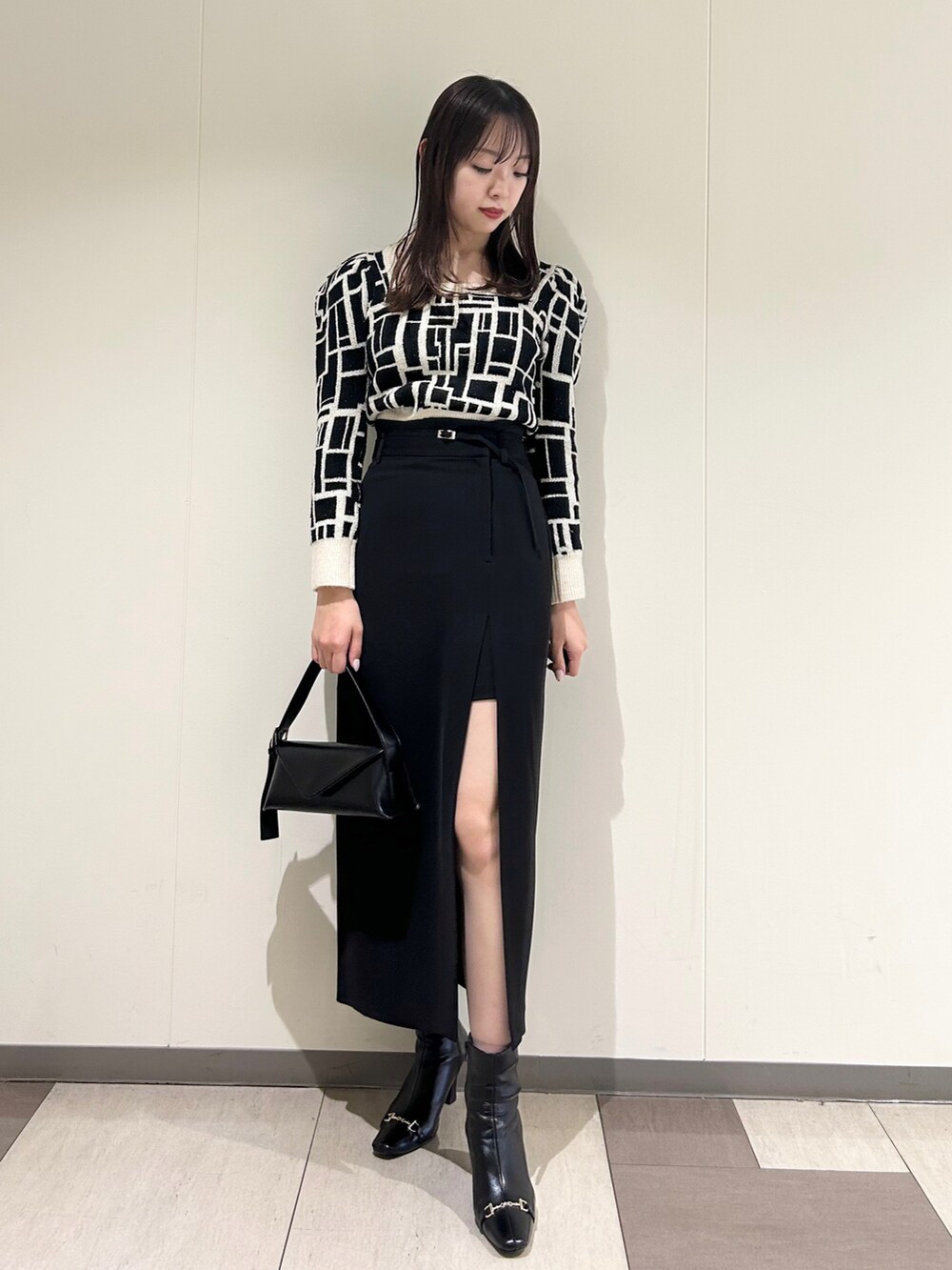 「未来のWEARISTAプロジェクト、冬のコーデ、お洒落さんとつながりたい、ロングコート、カラー×コーデ」｜「LILY BROWNのレイヤードウエストタイトスカートパンツ（スカート、ブラック系）」を使った、juriさん（レディース・167cm）の冬コーディネートの2枚目の写真