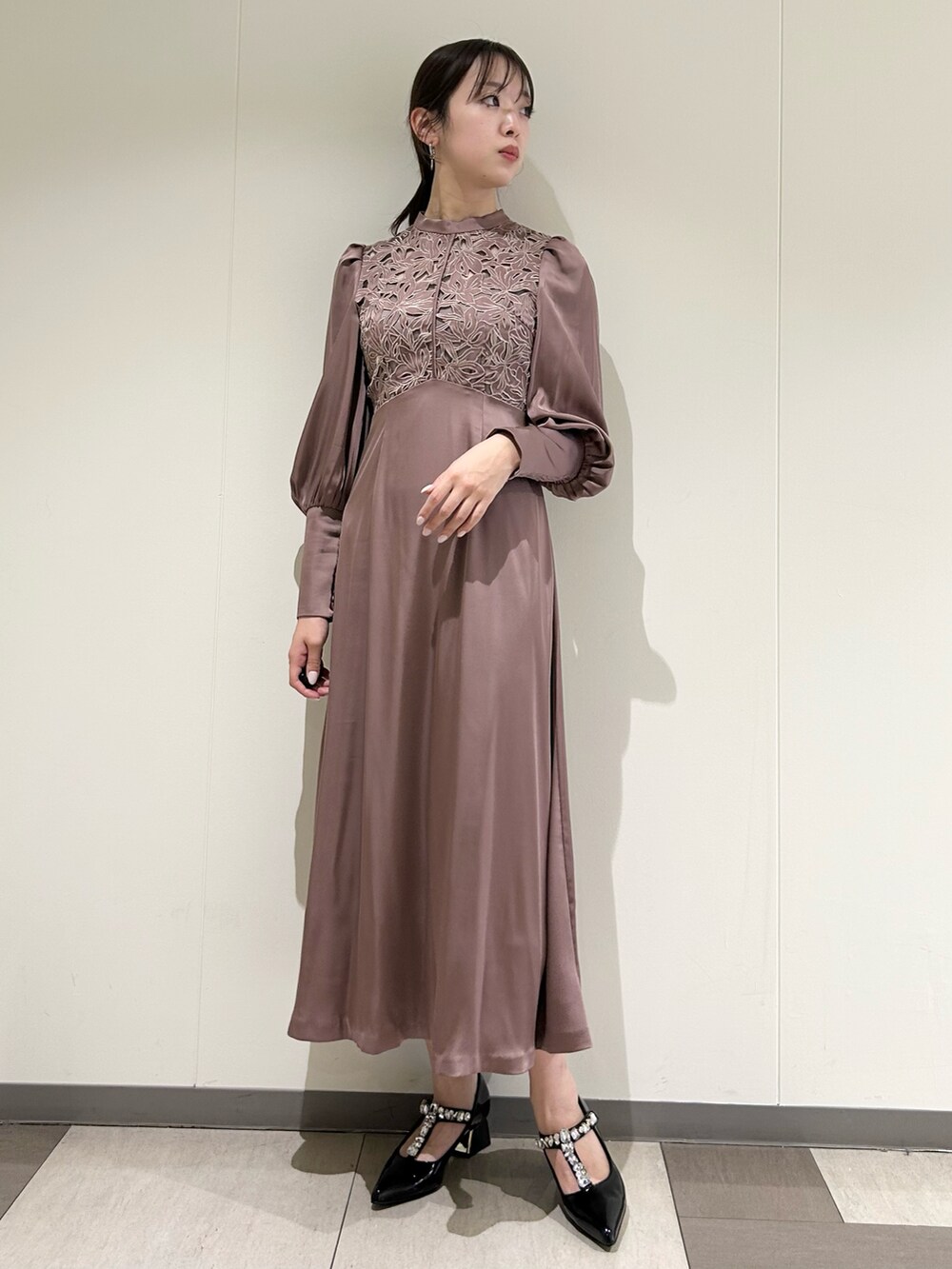 「高身長女子、お呼ばれスタイル、ドレス、きれいめコーディネート」｜「LILY BROWNのストラップパンプス（パンプス、ブラック系）」を使った、juriさん（レディース・167cm）の冬コーディネートの5枚目の写真