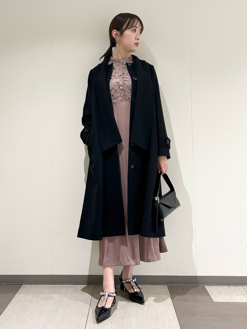 「高身長女子、お呼ばれスタイル、ドレス、きれいめコーディネート」｜「LILY BROWNのストラップパンプス（パンプス、ブラック系）」を使った、juriさん（レディース・167cm）の冬コーディネートの2枚目の写真