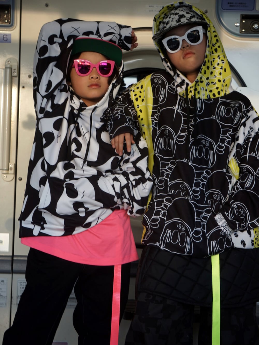 ブラック系のトップス、ブラック系のトップス、ピンク系のTシャツ/カットソーを着用したキッズの冬コーディネートの2枚目の写真