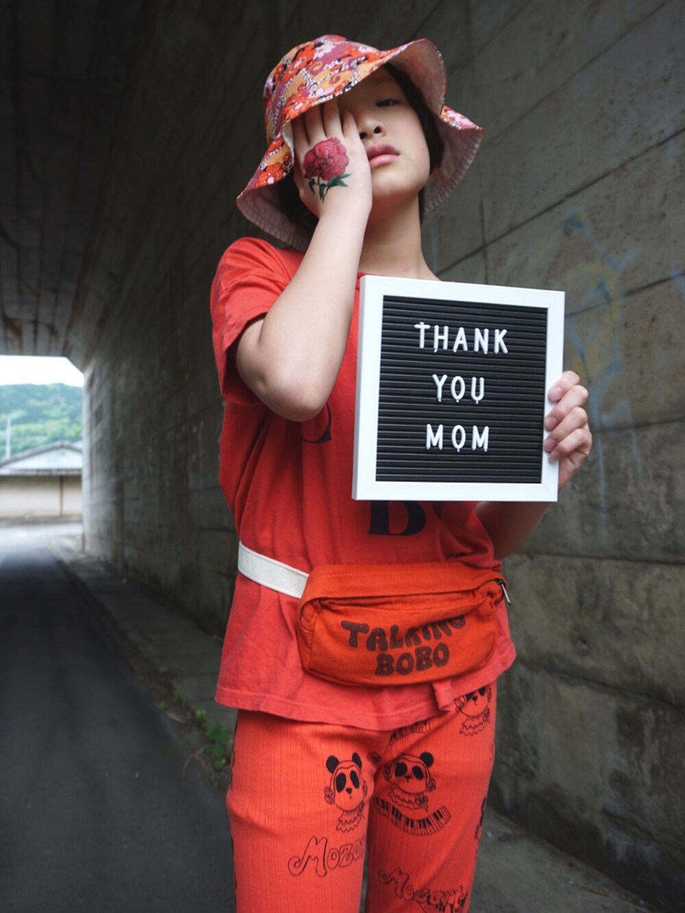 「ワンピース、バケットハット、Tシャツ、ロゴT、パンツスタイル、レギンス、ボディバッグ、花柄、麦わら帽子、シアー、シアーワンピース、レイヤードスタイル、サンダル、春夏コーデ、夏だ！Tシャツ着よう！」｜「BOBO CHOSESのI'm A Poet short sleeve T-shirt（Tシャツ/カットソー、レッド系）」を使った、MAN♡N / OKIさん（キッズ・145cm）の春コーディネートの3枚目の写真