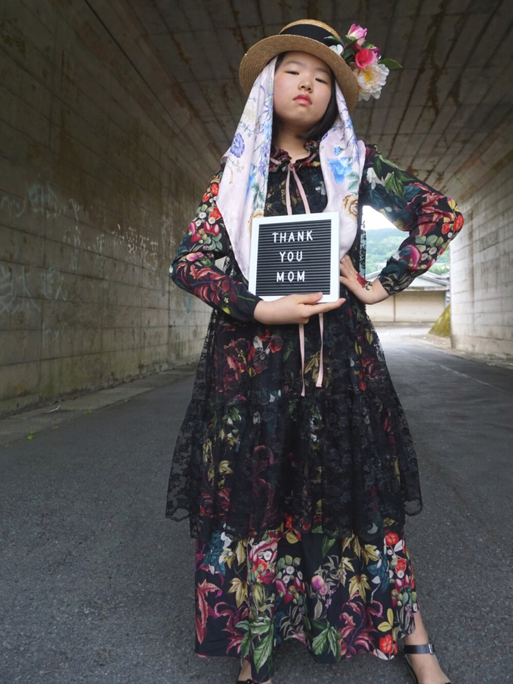 「ワンピース、バケットハット、Tシャツ、ロゴT、パンツスタイル、レギンス、ボディバッグ、花柄、麦わら帽子、シアー、シアーワンピース、レイヤードスタイル、サンダル、春夏コーデ、夏だ！Tシャツ着よう！」｜「BOBO CHOSESのI'm A Poet short sleeve T-shirt（Tシャツ/カットソー、レッド系）」を使った、MAN♡N / OKIさん（キッズ・145cm）の春コーディネートの2枚目の写真