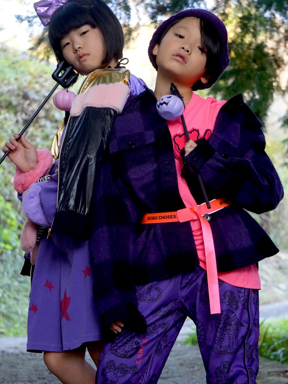 パープル系のパンツ、パープル系のジャケット/アウター、ピンク系のTシャツ/カットソーを着用したキッズの秋コーディネートの3枚目の写真