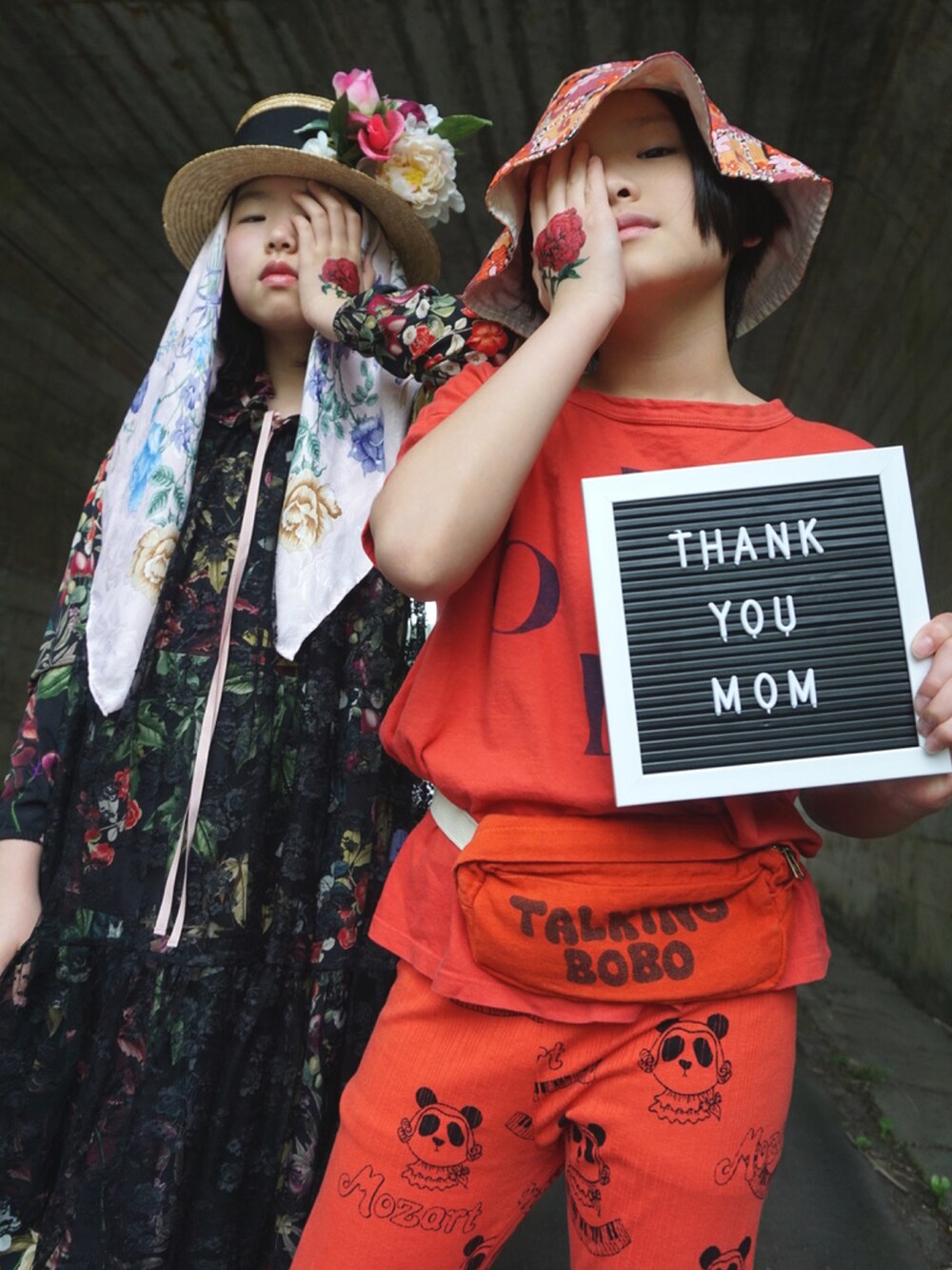 「ワンピース、バケットハット、Tシャツ、ロゴT、パンツスタイル、レギンス、ボディバッグ、花柄、麦わら帽子、シアー、シアーワンピース、レイヤードスタイル、サンダル、春夏コーデ、夏だ！Tシャツ着よう！」｜「BOBO CHOSESのI'm A Poet short sleeve T-shirt（Tシャツ/カットソー、レッド系）」を使った、MAN♡N / OKIさん（キッズ・145cm）の春コーディネートの4枚目の写真