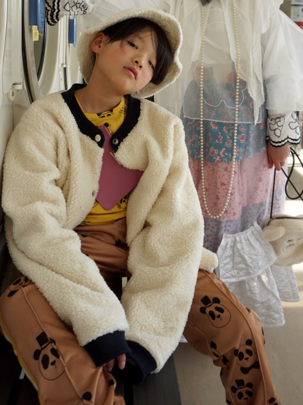 「モコモコアウター、キッズファッション、カジュアルコーデ、ボアジャケット、バケットハット、キャップ、ビッグシルエット、ビッグカラー、ジャージ、シアー、ワンピース、スカート、Tシャツ、あったかコーデ、ジャケット」|「LMNthreeのアイテム(ジャケット/アウター、ホワイト系)」を使った、MAN♡N / OKIさん(キッズ・134cm)の冬コーディネートの2枚目の写真