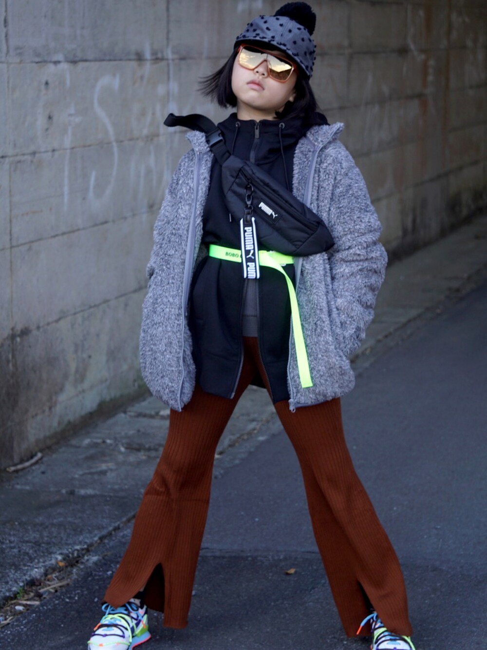 「未来のWEARISTAプロジェクト、UNIQLO、休日スタイル、スニーカーコーデ、休日コーデ、冬コーデ、フリース、リブパンツ、キャップ、サングラス、ネオンカラー、ベルト、シンプルコーデ、ユニクロ、ボアジャケット」｜「UNIQLOのファーリーフリースフルジップジャケット（長袖）（その他アウター、グレー系）」を使った、MAN♡N / OKIさん（キッズ・132cm）の秋コーディネートの3枚目の写真