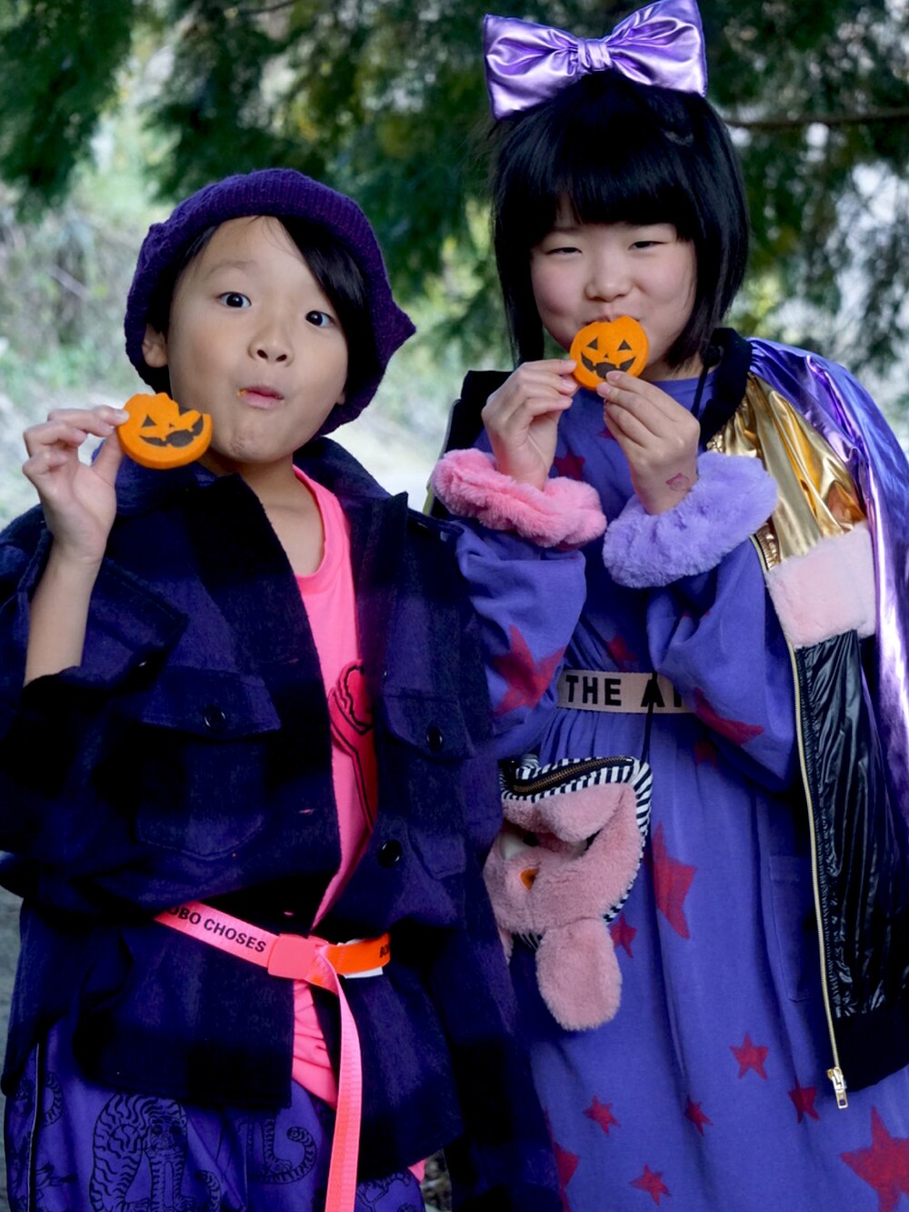 パープル系のパンツ、パープル系のジャケット/アウター、ピンク系のTシャツ/カットソーを着用したキッズの秋コーディネートの2枚目の写真