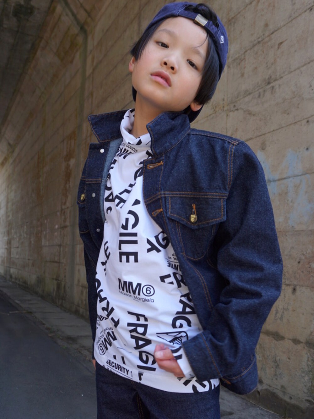 「春服みてみて、キッズファッション、モード、デニム、デニムパンツ、デニムジャケット、春アウター、タートルネック、モードストリート、スニーカー、キャップ、ロゴT、プリントT、セットアップ、カジュアルコーデ」｜「Eli and Amaliaのアイテム（デニムパンツ、ブルー系）」を使った、MAN♡N / OKIさん（キッズ・134cm）の春コーディネートの2枚目の写真