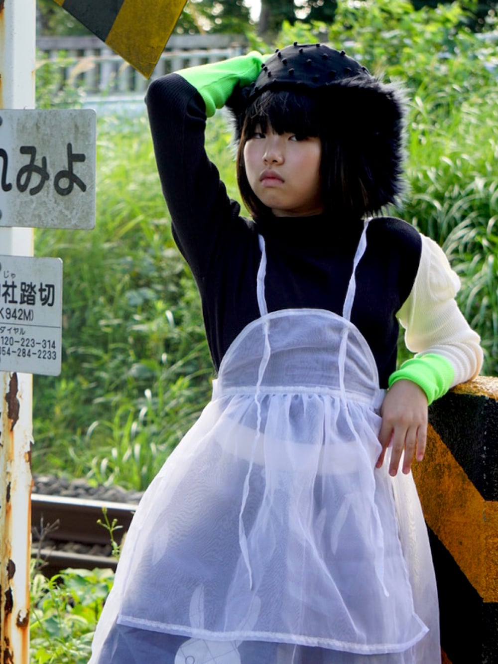 「カラーニット、休日スタイル、レイヤードスタイル、パンツスタイル、シアー、フライトキャップ、ファー小物、タートルネック、ファー帽子、シアーワンピース、つけ襟、モード、休日コーデ、ネオンカラー、私の推しブランド」｜「frankygrowのアイテム（オールインワン・サロペット、ホワイト系）」を使った、MAN♡N / OKIさん（キッズ・132cm）の冬コーディネートの3枚目の写真