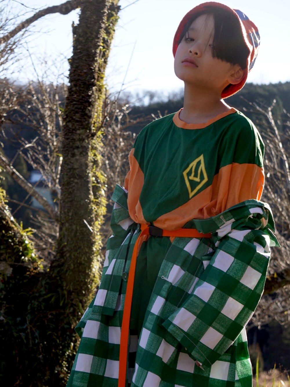 グリーン系のTシャツ/カットソー、グリーン系のジャケット/アウター、グリーン系のパンツを着用したキッズの冬コーディネートの2枚目の写真