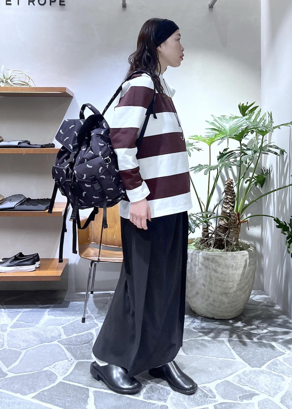 ブラック系のスカート、ブラック系のサンダル、ブラック系のバックパック/リュックを着用したレディースの春コーディネートの4枚目の写真