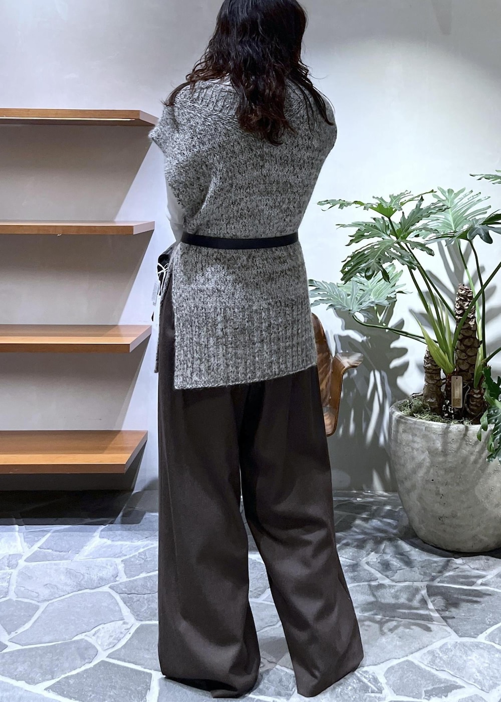 ブラウン系のブーツ、ホワイト系のTシャツ/カットソー、ベージュ系のベストを着用したレディースの秋コーディネートの8枚目の写真