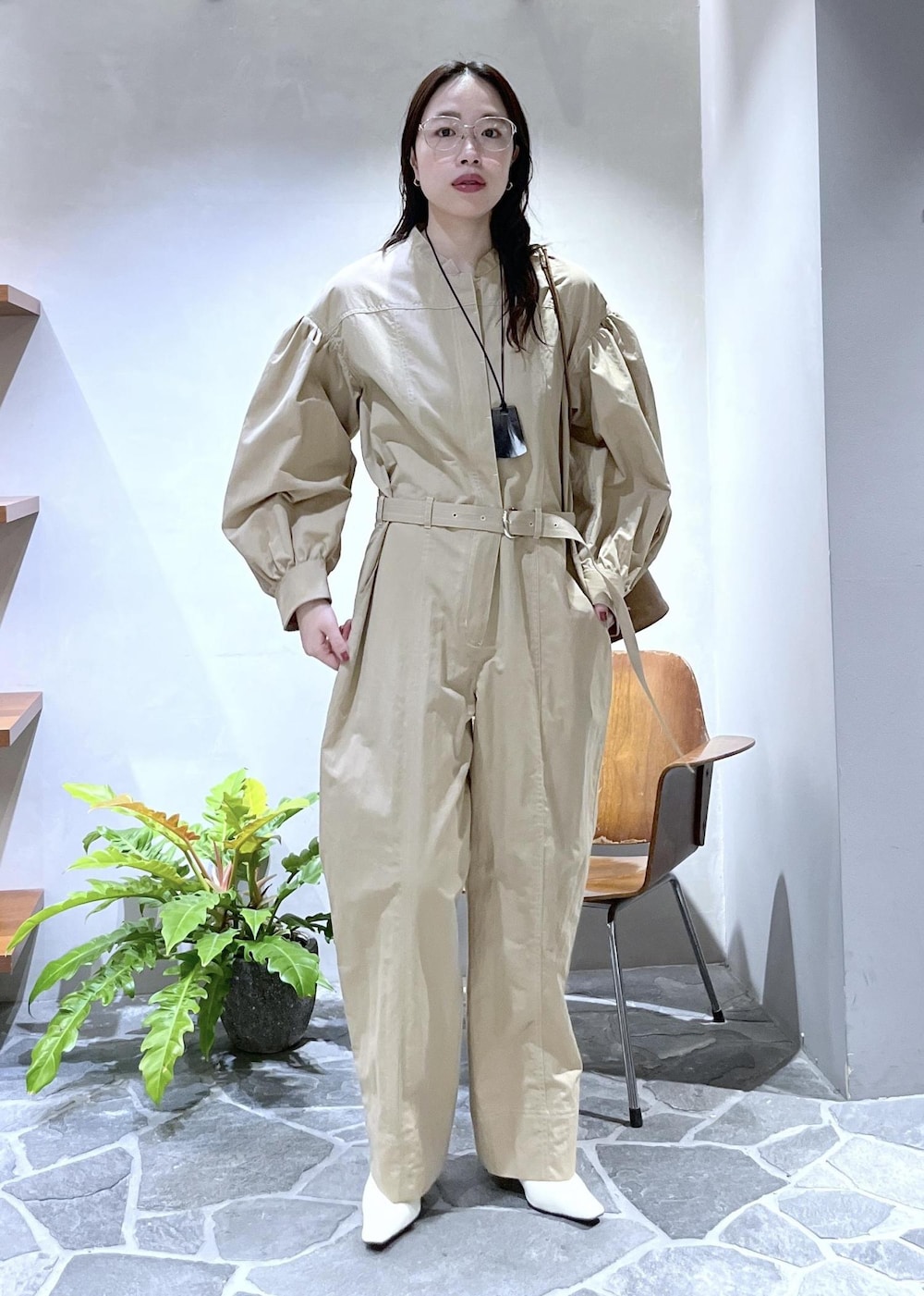 ホワイト系のパンプス、ブラウン系のショルダーバッグ、ベージュ系のつなぎ/オールインワンを着用したレディースの冬コーディネートの3枚目の写真