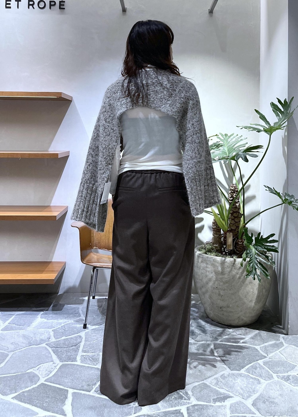 ブラウン系のブーツ、ホワイト系のTシャツ/カットソー、ベージュ系のベストを着用したレディースの秋コーディネートの5枚目の写真