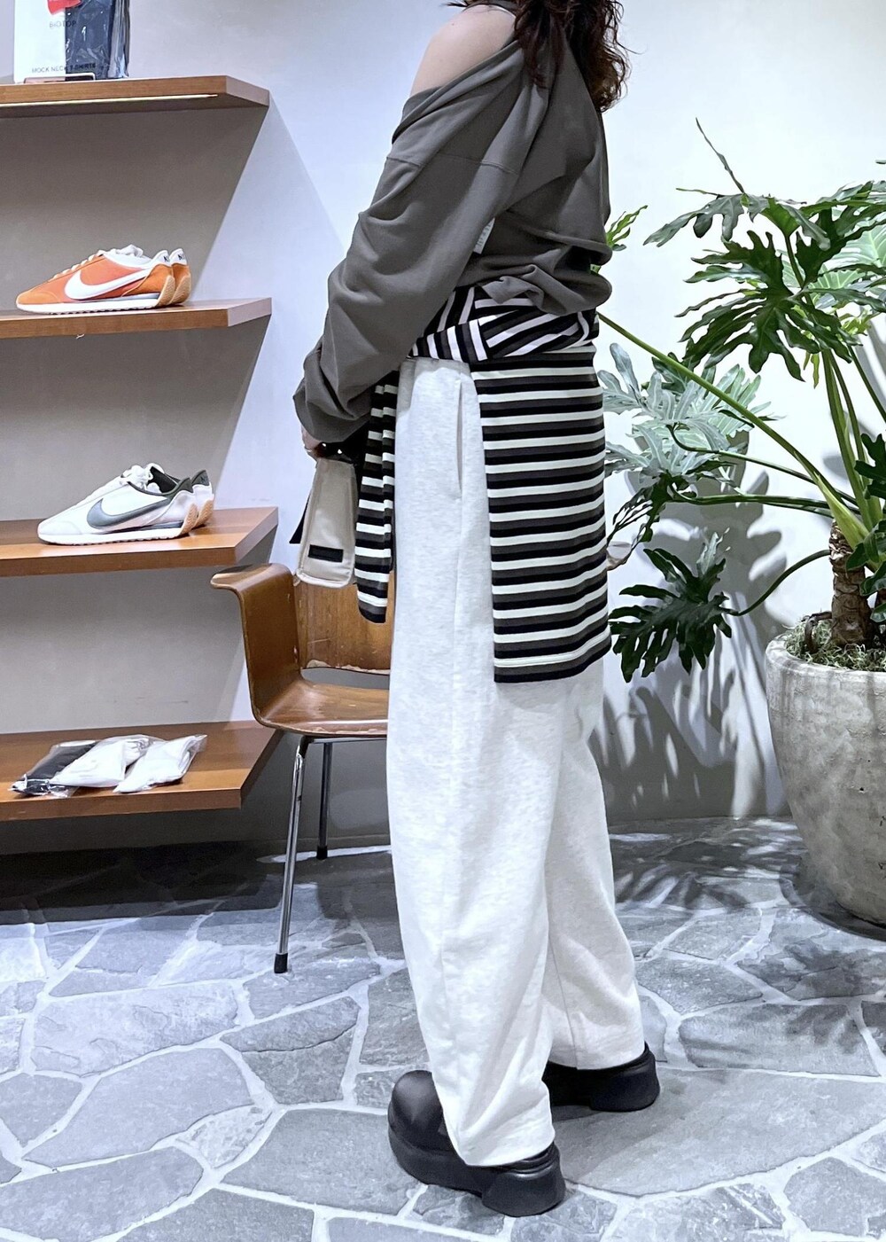 ベージュ系のトートバッグ、ブラック系のサンダル、ピンク系のTシャツ/カットソーを着用したレディースの秋コーディネートの5枚目の写真