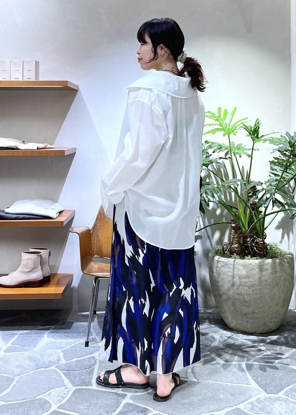 ブラック系のハンドバッグ、ブラック系のサンダル、ホワイト系のシャツ/ブラウスを着用したレディースの春コーディネートの4枚目の写真