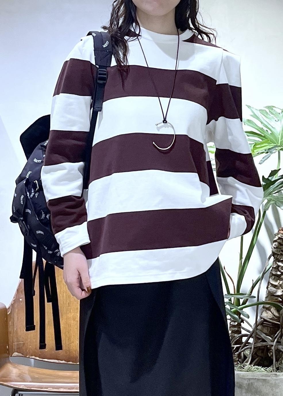 ブラック系のスカート、ブラック系のサンダル、ブラック系のバックパック/リュックを着用したレディースの春コーディネートの6枚目の写真