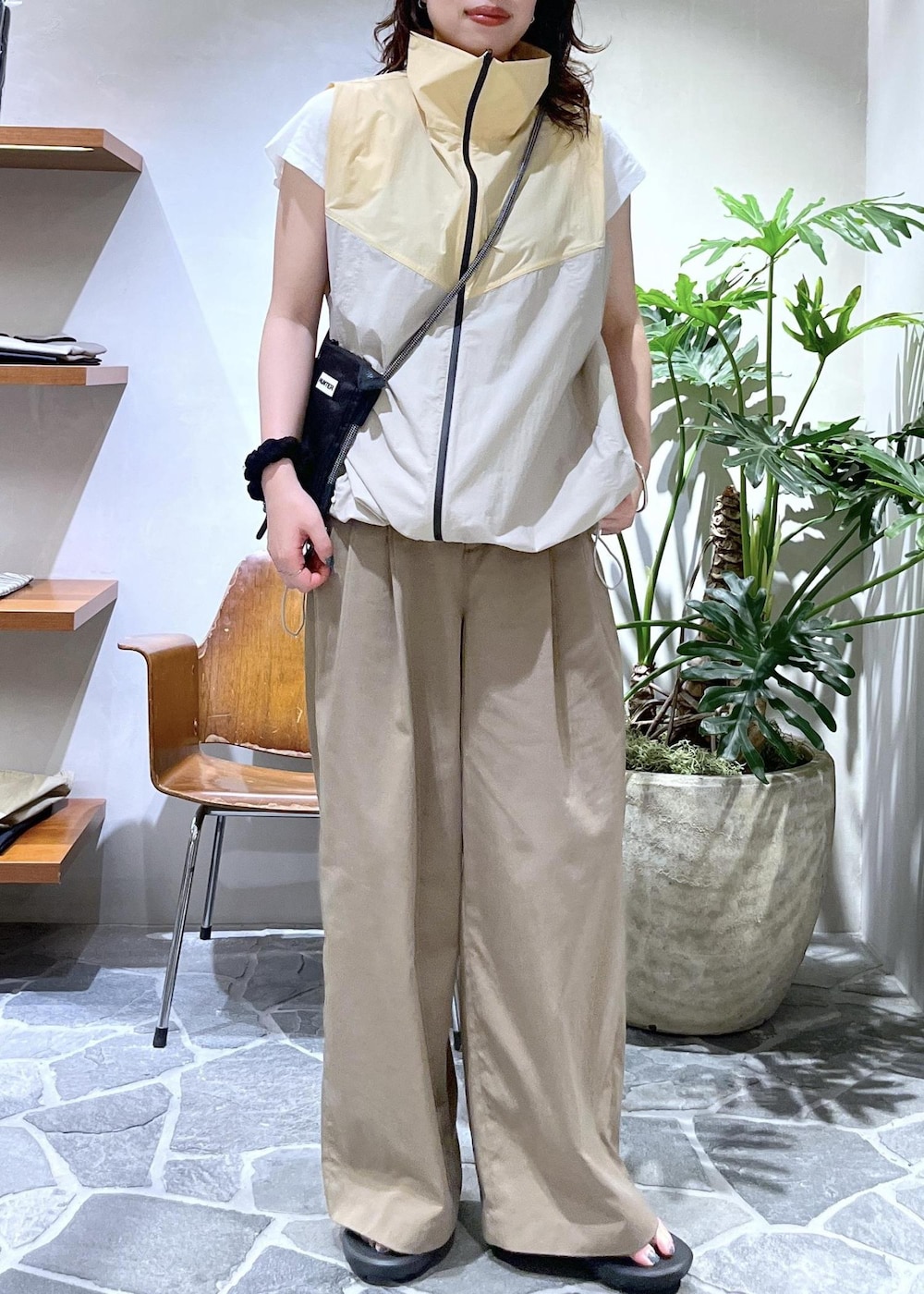 「25ss、25ss夏の新作、初夏コーデ、夏コーデ、お出かけコーデ、旅行コーデ、アウトドアコーデ、フェスコーデ、モード、ストリート、大人カジュアル、レイヤード、パンツスタイル、カジュアルコーデ、ヘルシーコーデ」｜「ADAM ET ROPE'の【洗える】バイカラーベルトドレスパンツ（スラックス、グリーン系）」を使った、Hikariさん（レディース・164cm）の夏コーディネートの3枚目の写真