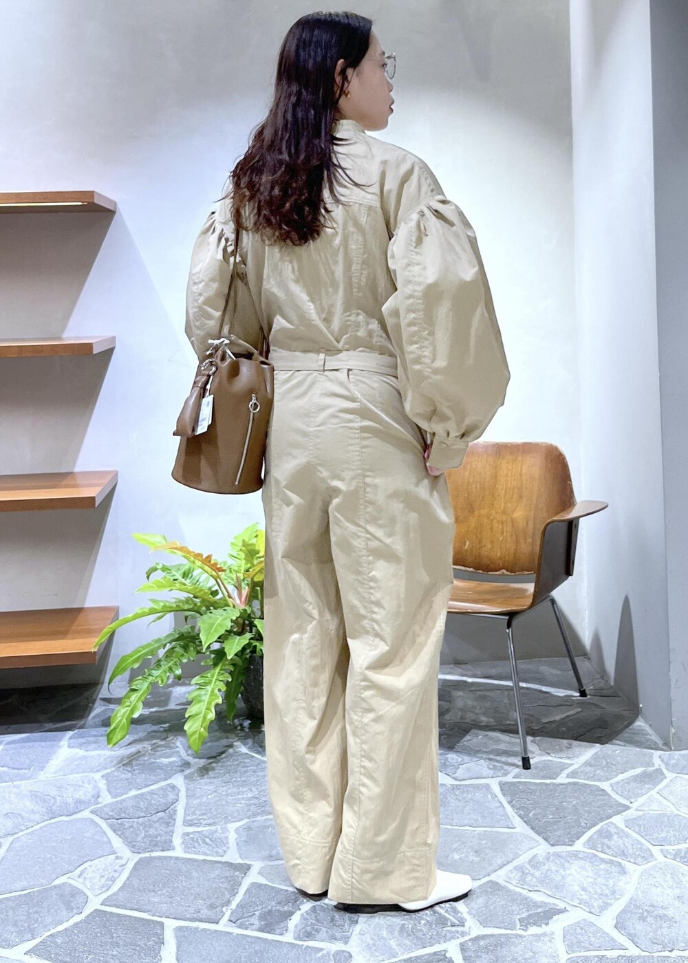 ホワイト系のパンプス、ブラウン系のショルダーバッグ、ベージュ系のつなぎ/オールインワンを着用したレディースの冬コーディネートの5枚目の写真