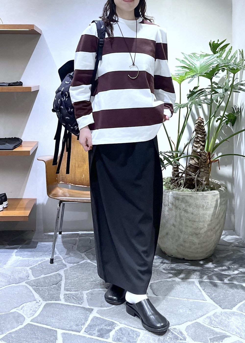 ブラック系のスカート、ブラック系のサンダル、ブラック系のバックパック/リュックを着用したレディースの春コーディネートの5枚目の写真