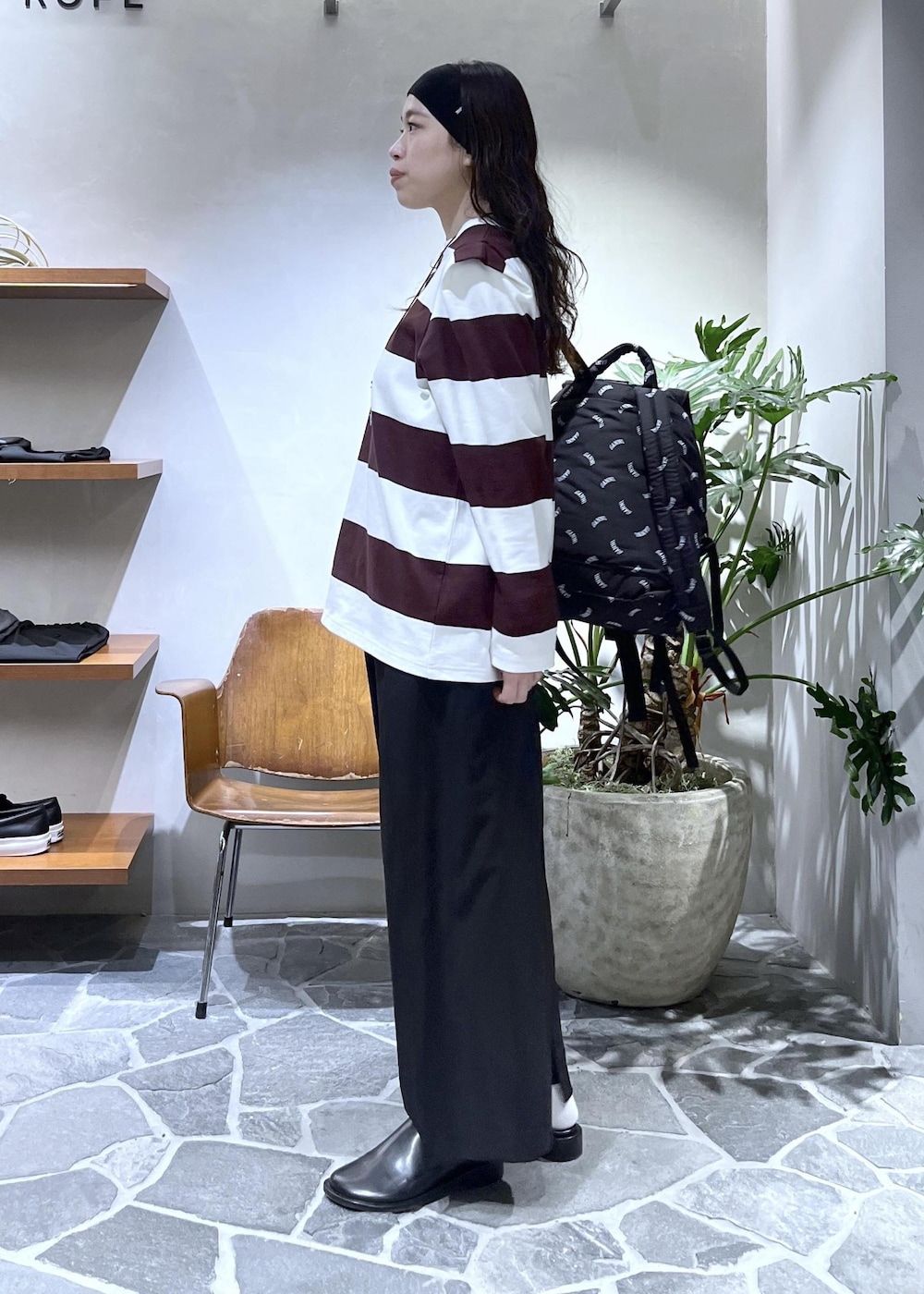 ブラック系のスカート、ブラック系のサンダル、ブラック系のバックパック/リュックを着用したレディースの春コーディネートの3枚目の写真