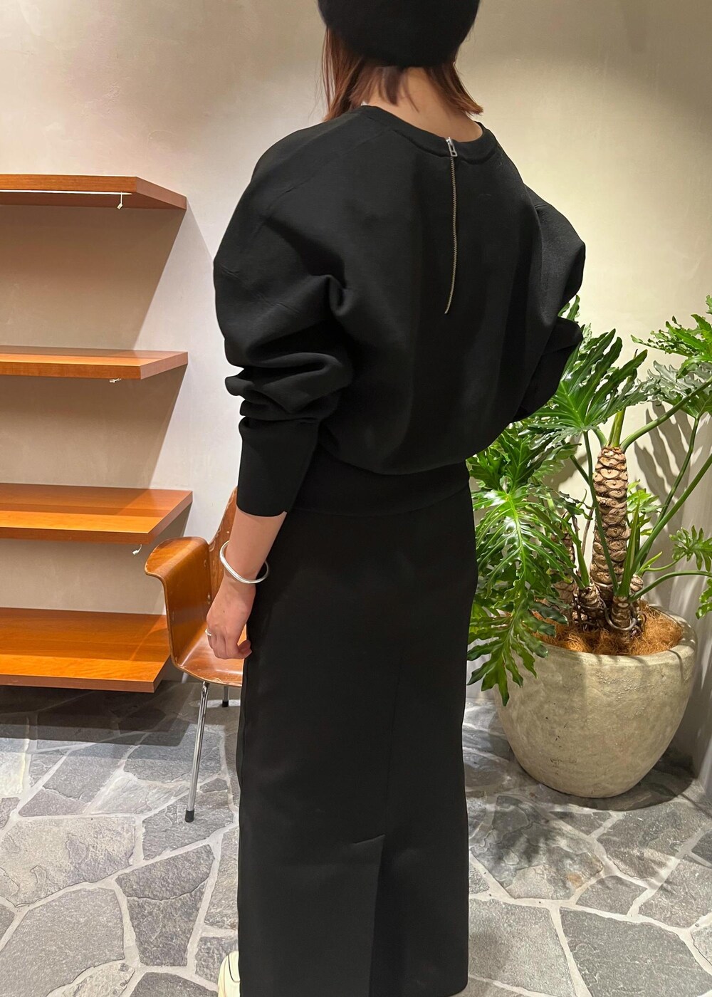 ブラック系のTシャツ/カットソー、ブラック系のスカート、ブラック系のトートバッグを着用したレディースの秋コーディネートの4枚目の写真