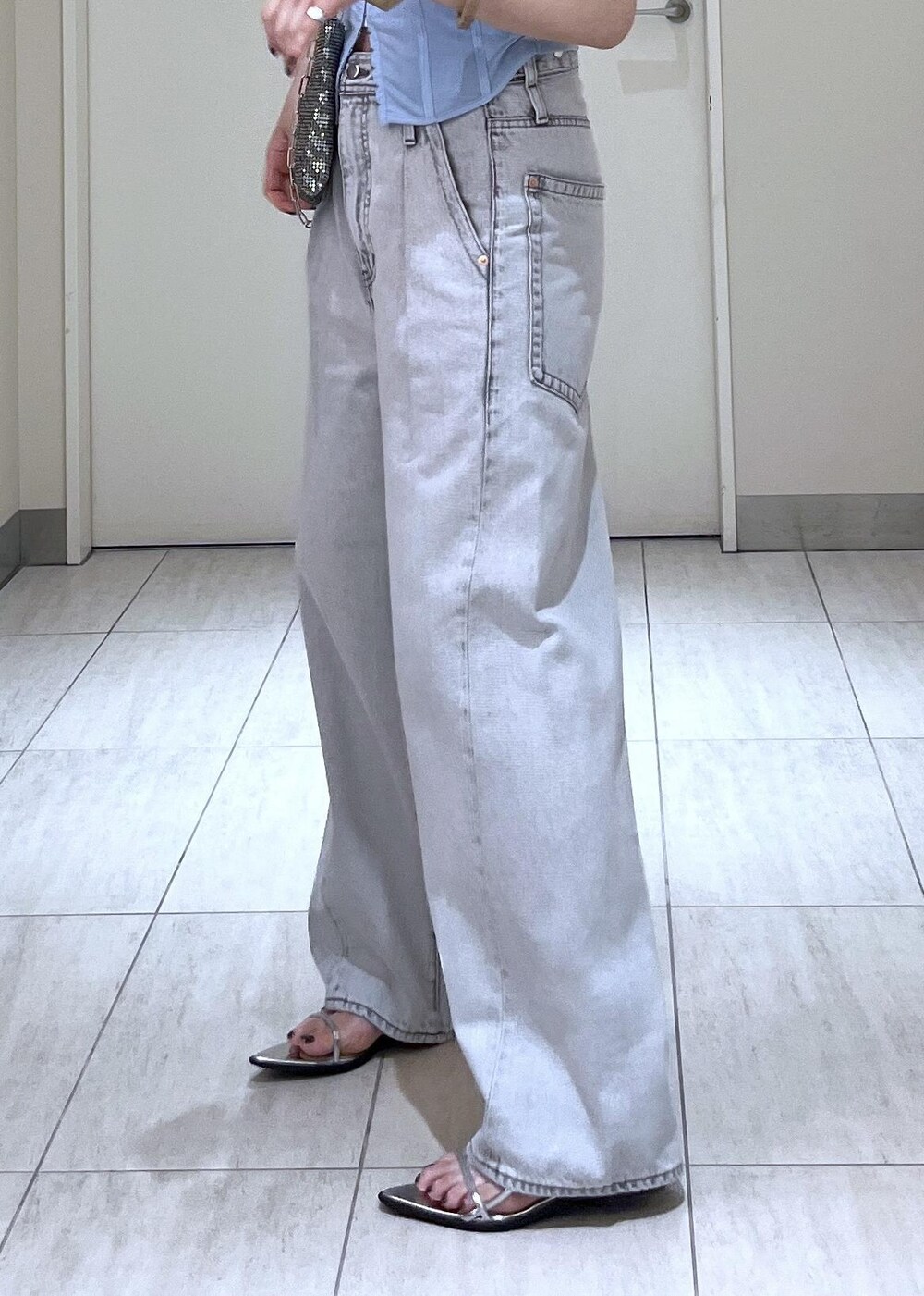 シルバー系のサンダル、ブルー系のTシャツ/カットソー、ブラック系のデニムパンツを着用したレディースの春コーディネートの5枚目の写真