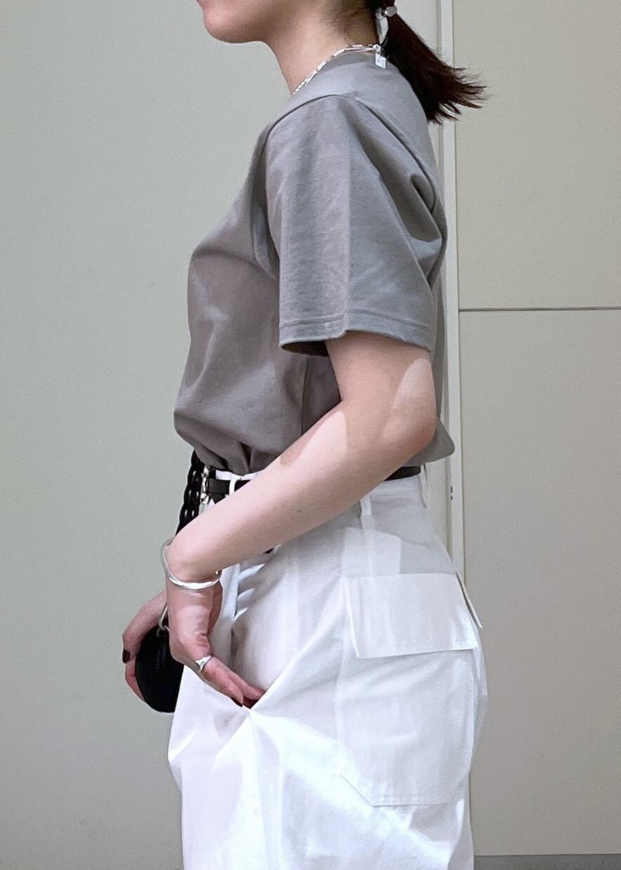 「KNOWHOWjewelry、ADAM ET ROPÉ、FEMME、高身長、骨格ストレート、イエベ、きれいめカジュアル、カジュアル、大人カジュアル、夏、夏ファッション、モノトーン、Tシャツ」|「A VACATIONの【A VACATION(アヴァケーション)】RIBBON 13(ベルト、ブラック系)」を使った、Hikariさん(レディース・164cm)の夏コーディネートの7枚目の写真