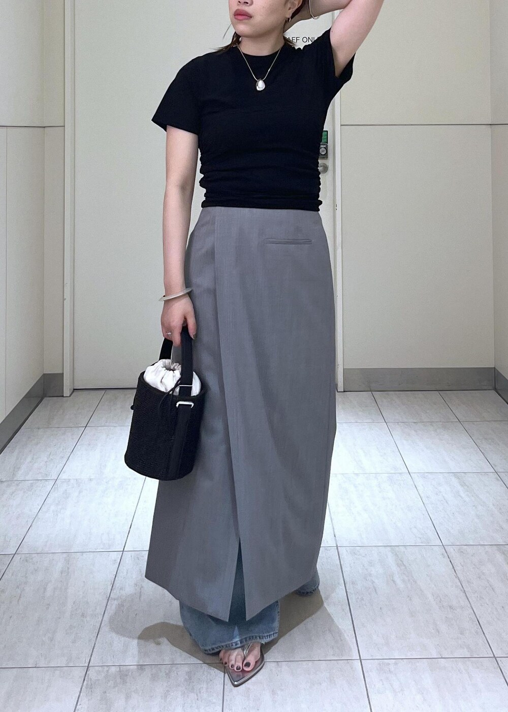 「BEN AMUN、ベンアムン、ADAM ET ROPÉ、FEMME、高身長、骨格ストレート、イエベ、大人カジュアル、夏、夏コーデ、夏ファッション」｜「ADAM ET ROPE'の【サステナブル】オーバーラップスリットスカート（スカート、グレー系）」を使った、Hikariさん（レディース・164cm）の夏コーディネートの2枚目の写真