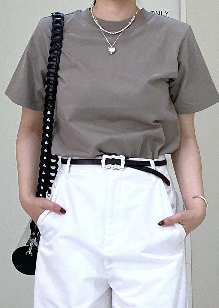 「KNOWHOWjewelry、ADAM ET ROPÉ、FEMME、高身長、骨格ストレート、イエベ、きれいめカジュアル、カジュアル、大人カジュアル、夏、夏ファッション、モノトーン、Tシャツ」|「A VACATIONの【A VACATION(アヴァケーション)】RIBBON 13(ベルト、ブラック系)」を使った、Hikariさん(レディース・164cm)の夏コーディネートの6枚目の写真