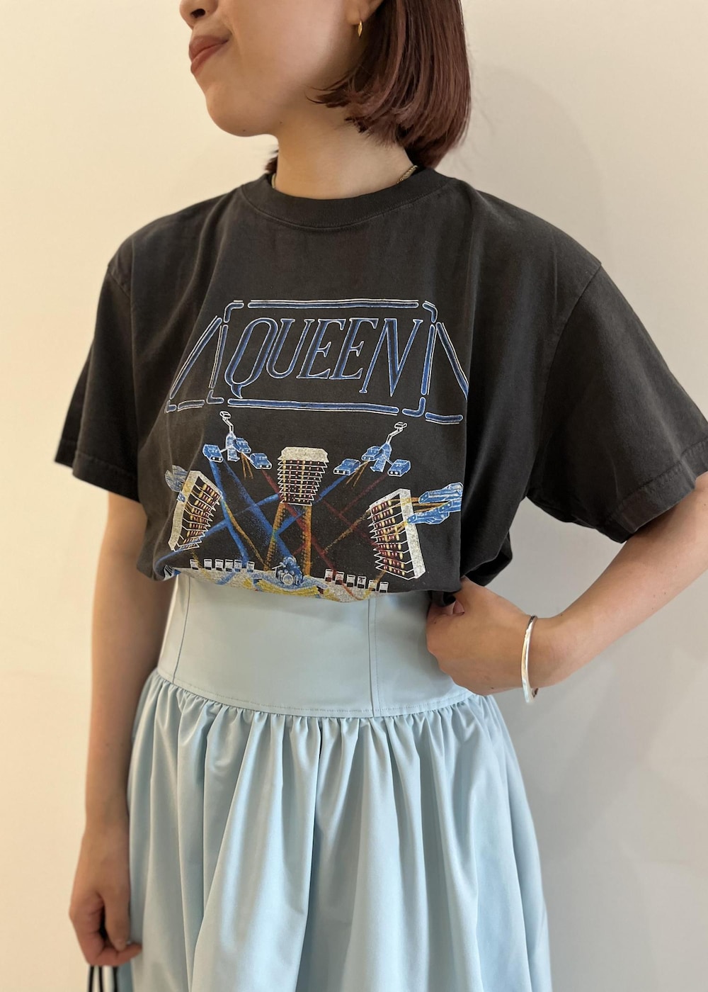 ブルー系のスカート、ブラック系のサンダル、ブラック系のショルダーバッグを着用したレディースの夏コーディネートの4枚目の写真