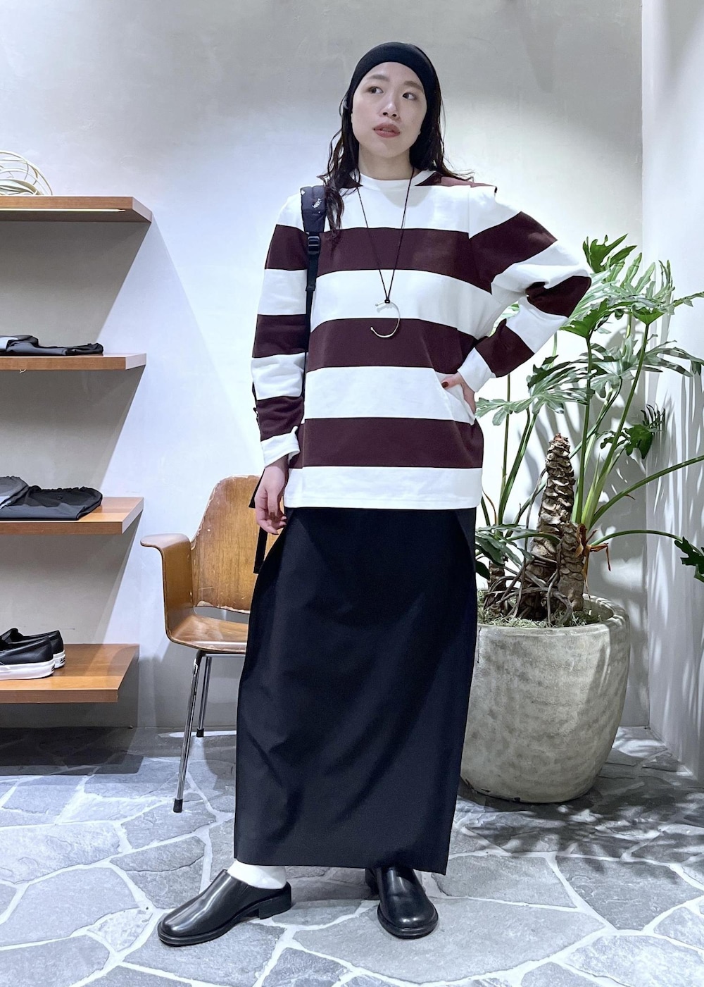 ブラック系のスカート、ブラック系のサンダル、ブラック系のバックパック/リュックを着用したレディースの春コーディネートの2枚目の写真