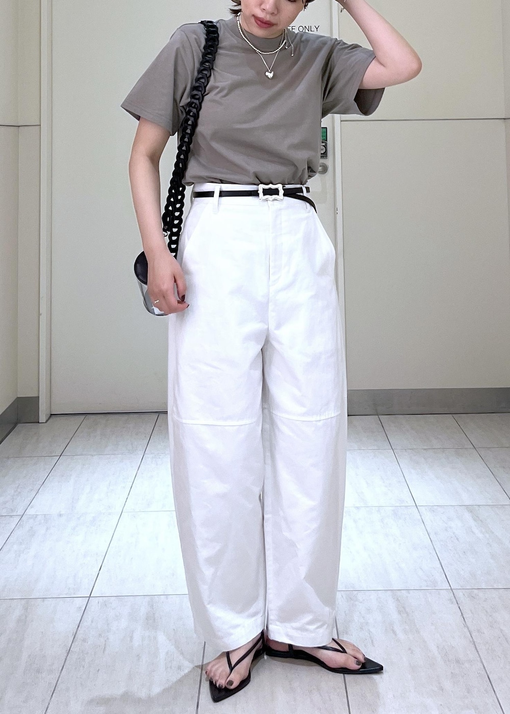 「KNOWHOWjewelry、ADAM ET ROPÉ、FEMME、高身長、骨格ストレート、イエベ、きれいめカジュアル、カジュアル、大人カジュアル、夏、夏ファッション、モノトーン、Tシャツ」|「A VACATIONの【A VACATION(アヴァケーション)】RIBBON 13(ベルト、ブラック系)」を使った、Hikariさん(レディース・164cm)の夏コーディネートの3枚目の写真