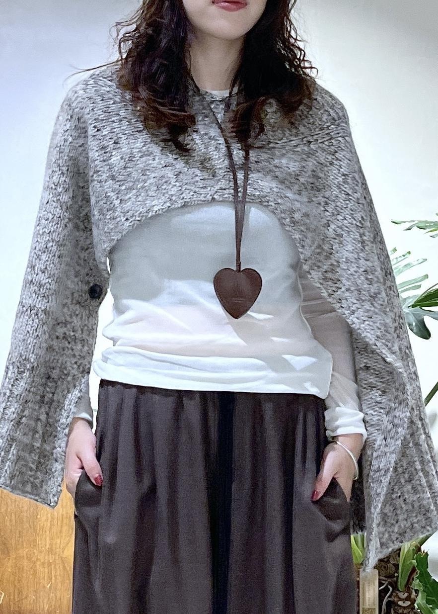 ブラウン系のブーツ、ホワイト系のTシャツ/カットソー、ベージュ系のベストを着用したレディースの秋コーディネートの4枚目の写真