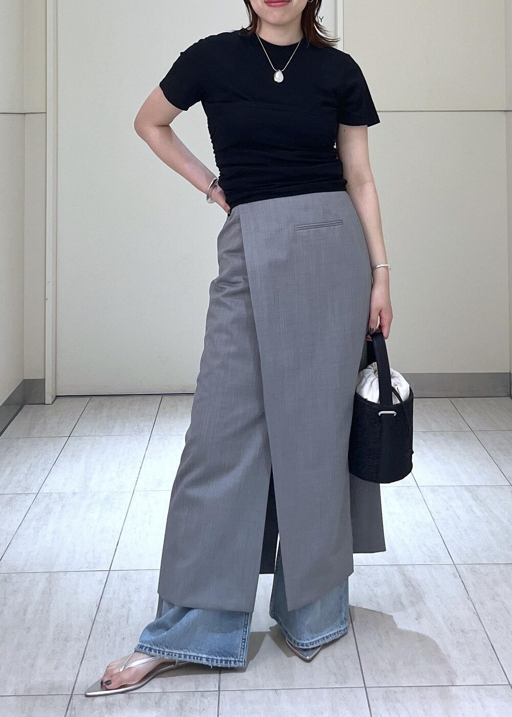 「BEN AMUN、ベンアムン、ADAM ET ROPÉ、FEMME、高身長、骨格ストレート、イエベ、大人カジュアル、夏、夏コーデ、夏ファッション」｜「ADAM ET ROPE'の【サステナブル】オーバーラップスリットスカート（スカート、グレー系）」を使った、Hikariさん（レディース・164cm）の夏コーディネートの3枚目の写真