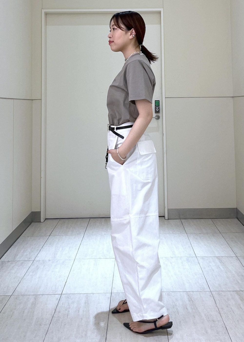 「KNOWHOWjewelry、ADAM ET ROPÉ、FEMME、高身長、骨格ストレート、イエベ、きれいめカジュアル、カジュアル、大人カジュアル、夏、夏ファッション、モノトーン、Tシャツ」|「A VACATIONの【A VACATION(アヴァケーション)】RIBBON 13(ベルト、ブラック系)」を使った、Hikariさん(レディース・164cm)の夏コーディネートの5枚目の写真