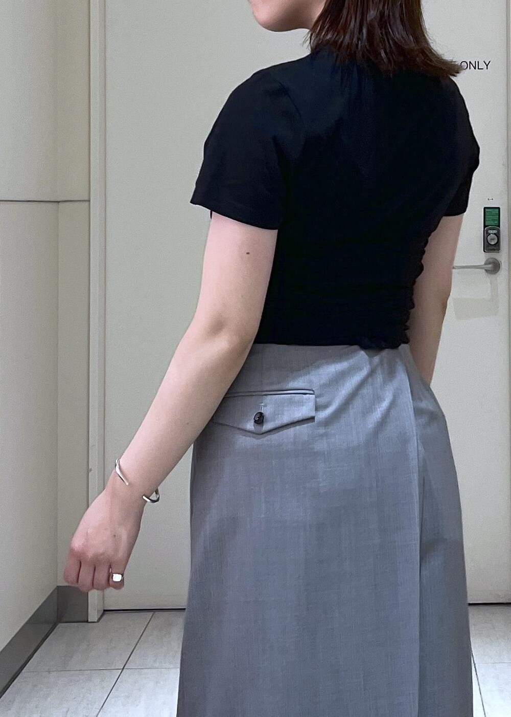 「BEN AMUN、ベンアムン、ADAM ET ROPÉ、FEMME、高身長、骨格ストレート、イエベ、大人カジュアル、夏、夏コーデ、夏ファッション」｜「ADAM ET ROPE'の【サステナブル】オーバーラップスリットスカート（スカート、グレー系）」を使った、Hikariさん（レディース・164cm）の夏コーディネートの4枚目の写真