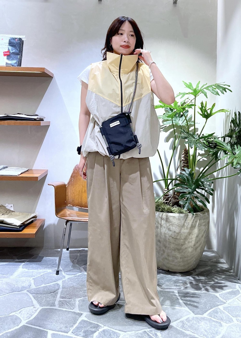 「25ss、25ss夏の新作、初夏コーデ、夏コーデ、お出かけコーデ、旅行コーデ、アウトドアコーデ、フェスコーデ、モード、ストリート、大人カジュアル、レイヤード、パンツスタイル、カジュアルコーデ、ヘルシーコーデ」｜「ADAM ET ROPE'の【洗える】バイカラーベルトドレスパンツ（スラックス、グリーン系）」を使った、Hikariさん（レディース・164cm）の夏コーディネートの2枚目の写真