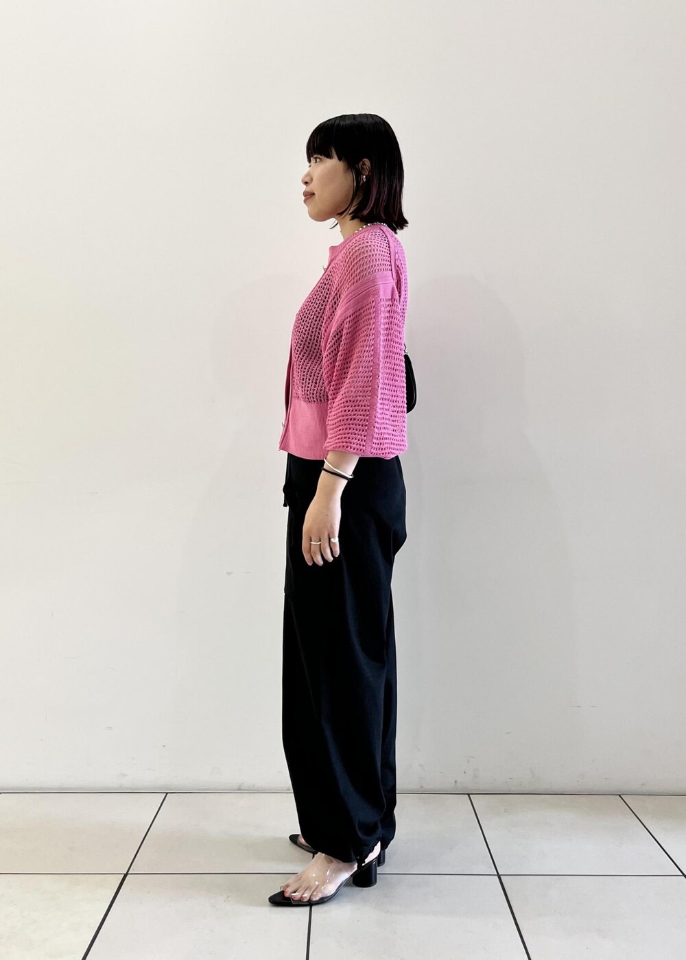 「メッシュ、WARDER、ワーダー、ADAM ET ROPÉ、FEMME、高身長、骨格ストレート、イエベ、きれいめカジュアル、カジュアル、大人カジュアル、フェミニン、モード、レイヤード、機能素材」|「ADAM ET ROPE'のネオプレンワンハンドルバッグ(ショルダーバッグ、ブラック系)」を使った、Hikariさん(レディース・164cm)の春コーディネートの2枚目の写真