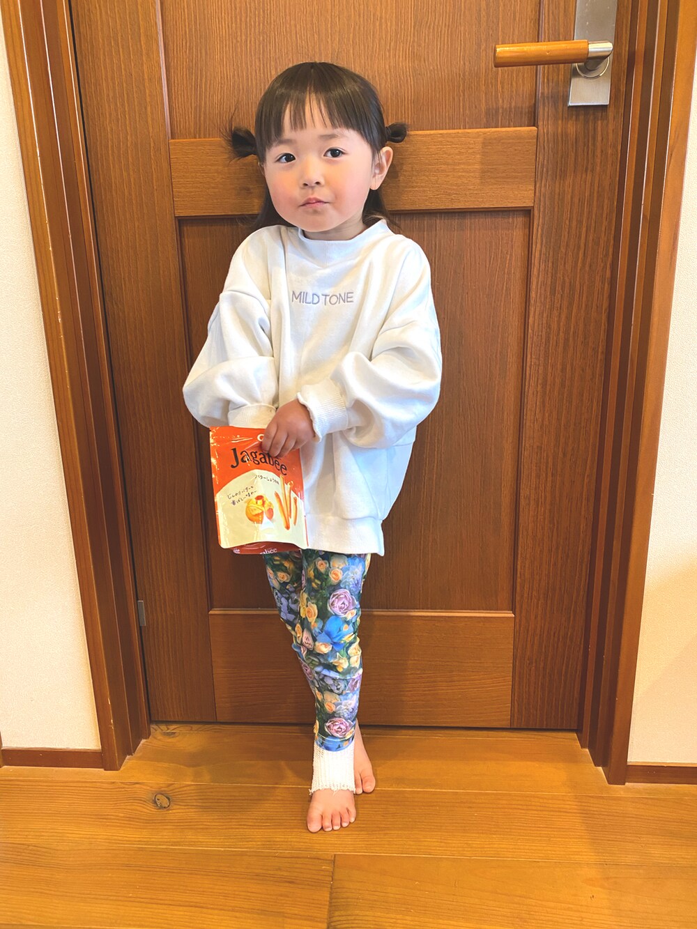 その他のパンツ、ホワイト系のトップス、ピンク系のその他ボディ・ヘアケアを着用したキッズの春コーディネートの3枚目の写真