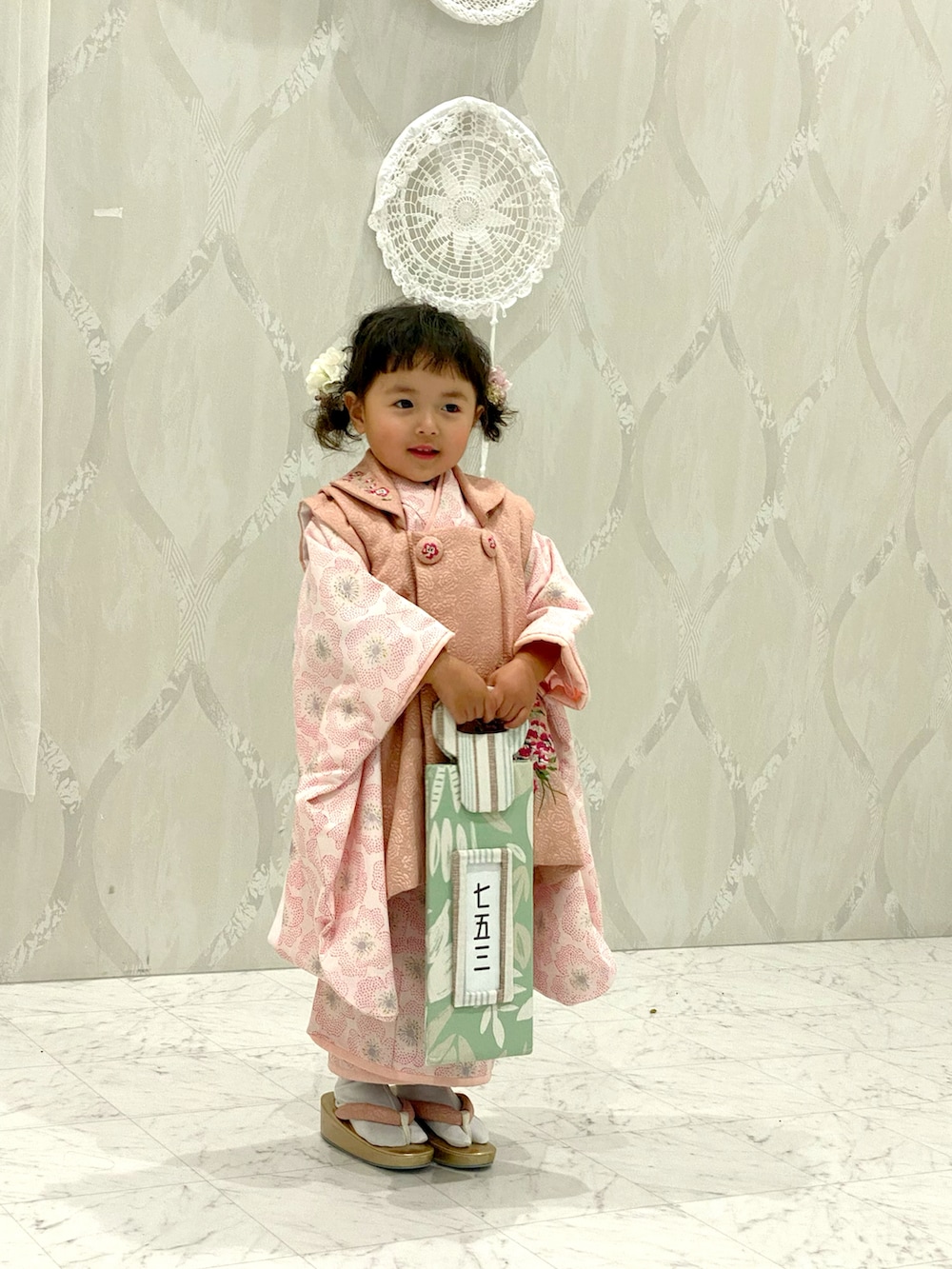 ピンク系の着物を着用したキッズの秋コーディネートの3枚目の写真