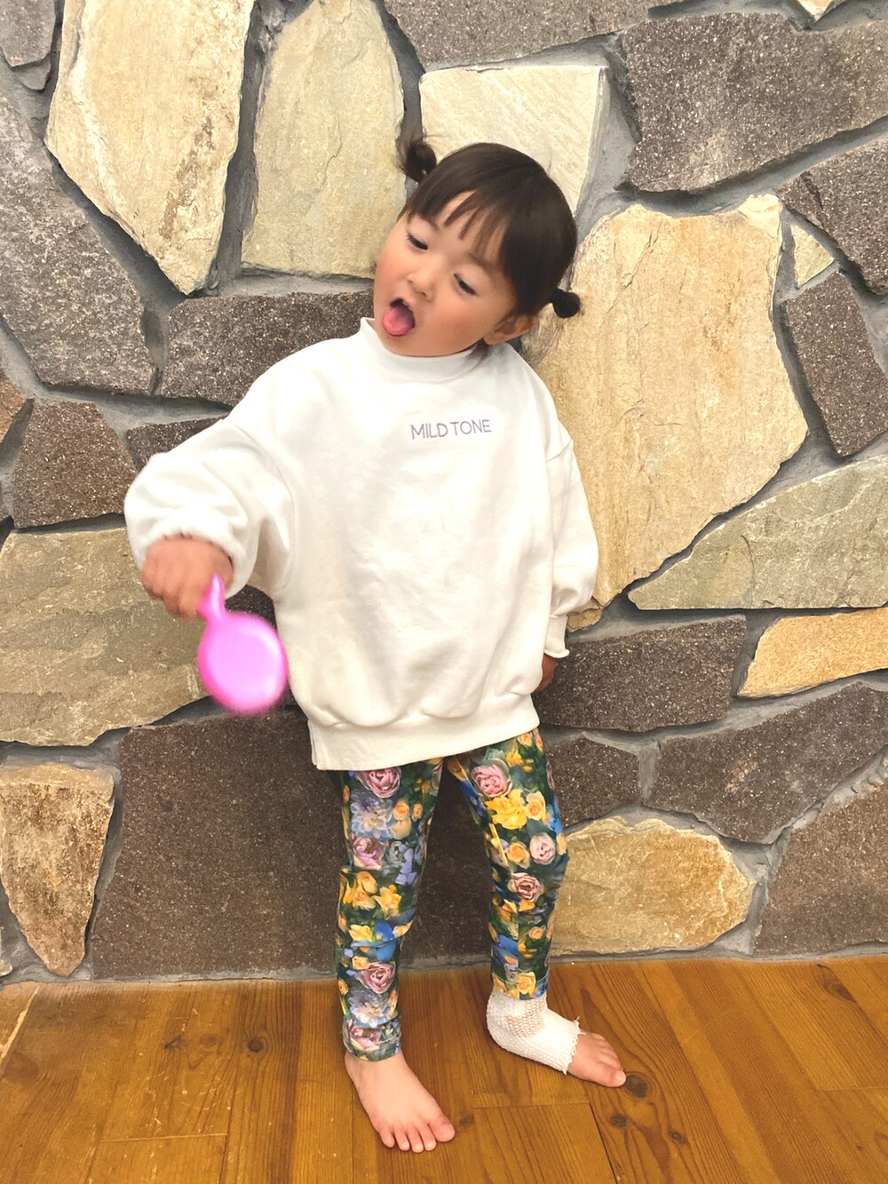 その他のパンツ、ホワイト系のトップス、ピンク系のその他ボディ・ヘアケアを着用したキッズの春コーディネートの2枚目の写真