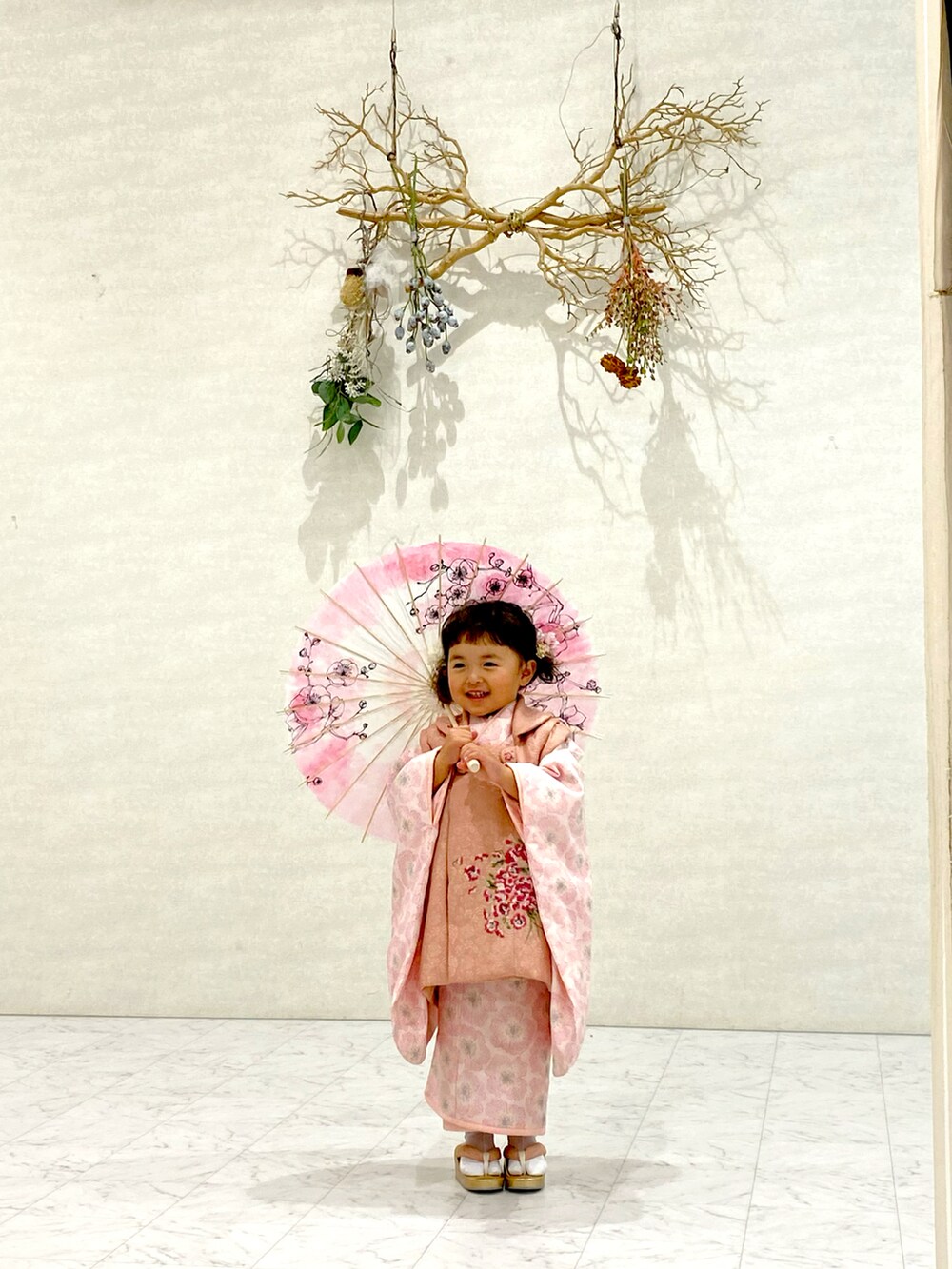 ピンク系の着物を着用したキッズの秋コーディネートの4枚目の写真